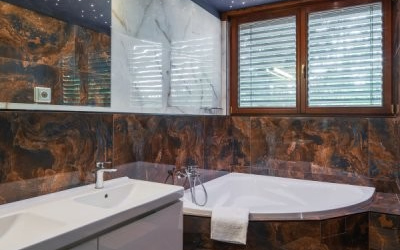 rezidence-nad-zatopenym-lomem-v-jesenicich-drevostavba-na-klic