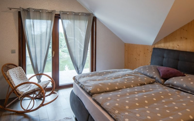 rezidence-nad-zatopenym-lomem-v-jesenicich-drevostavba-na-klic