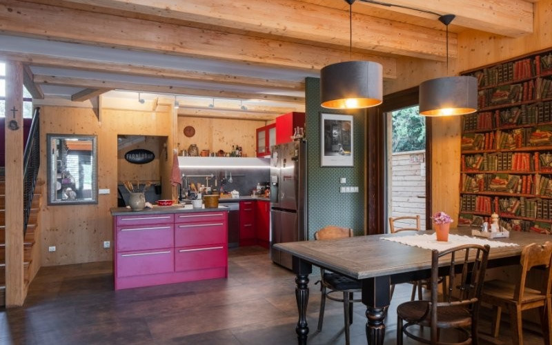 rezidence-nad-zatopenym-lomem-v-jesenicich-drevostavba-na-klic