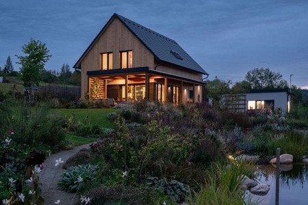 Rozkvetlá dřevěná symfonie