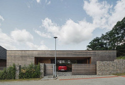 Vila schoulená v náručí krajiny