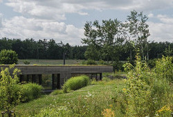 Vila schoulená v náručí krajiny
