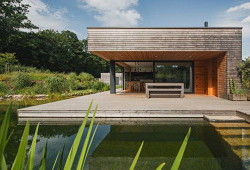 Vila schoulená v náručí krajiny