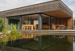 Vila schoulená v náručí krajiny