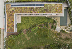 Vila schoulená v náručí krajiny