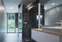 Vila schoulená v náručí krajiny