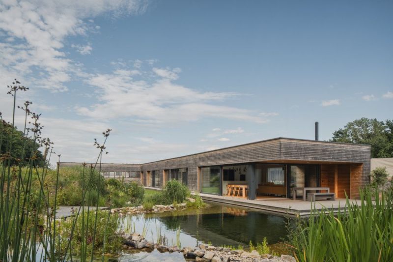 Vila schoulená v náručí krajiny