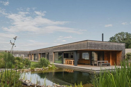 Vila schoulená v náručí krajiny