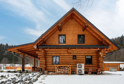 Když si silná žena postaví hlavu, postaví i srub