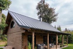 Roubenka se dvěma labradory