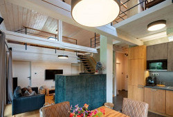 Roubenka se dvěma labradory