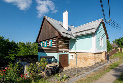 Roubenka s modrými dveřmi