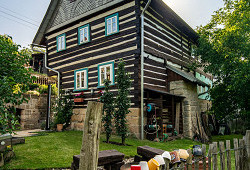 Roubenka s modrými dveřmi