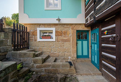 Roubenka s modrými dveřmi