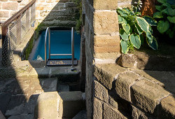 Roubenka s modrými dveřmi