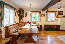 Roubenka s modrými dveřmi