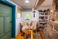 Roubenka s modrými dveřmi