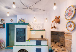 Roubenka s modrými dveřmi