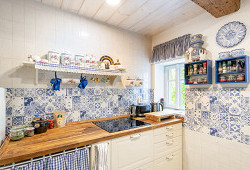 Roubenka s modrými dveřmi