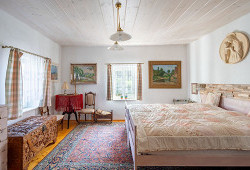 Roubenka s modrými dveřmi