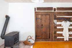 Roubenka s modrými dveřmi