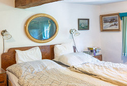 Roubenka s modrými dveřmi