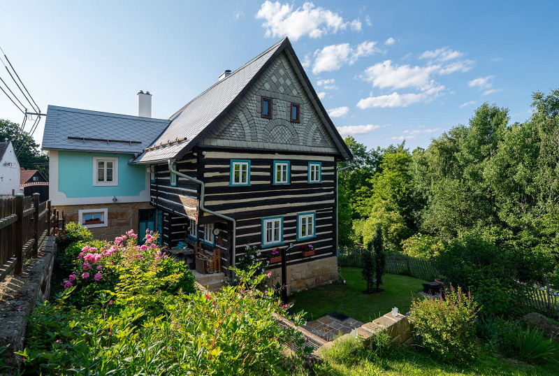 Roubenka s modrými dveřmi