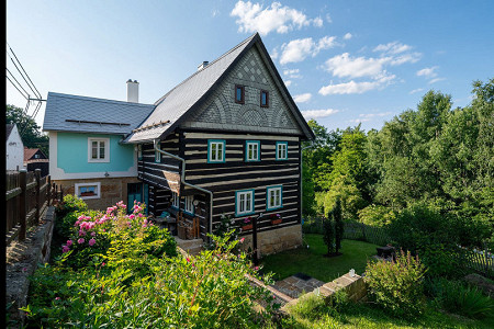 Roubenka s modrými dveřmi