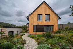 Rozkvetlá dřevěná symfonie