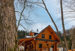 Když si silná žena postaví hlavu, postaví i srub