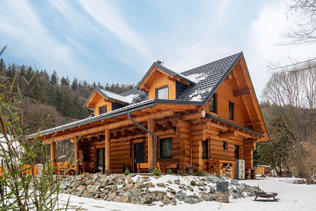 Když si silná žena postaví hlavu, postaví i srub